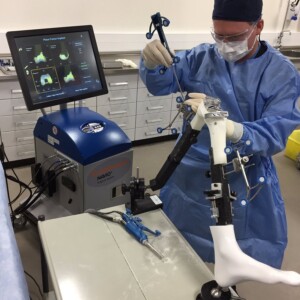 The Navio robot does not replace the surgeon but supports his experience