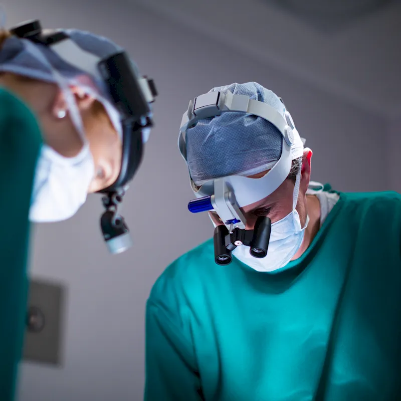 Как проходит операция по установке клапана Ахмеда в Турции и сколько времени она занимает?