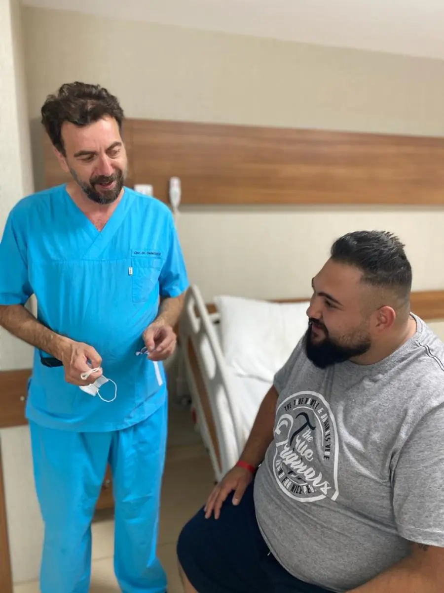 Un médecin de Medical Park s'entretient avec un patient dans sa chambre